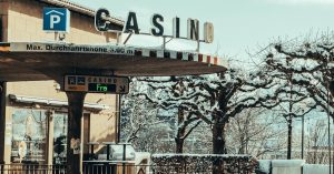 een-casino-in-de-sneeuw-met-een-bordje-dat-casino zegt